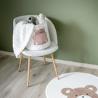 En stol med en kurv for oppbevaring av leker og kosedyr til barn, med flodhestmotiv