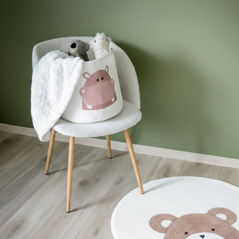 En stol med en kurv for oppbevaring av leker og kosedyr til barn, med flodhestmotiv