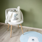 En stol med en kurv for oppbevaring av leker og kosedyr til barn