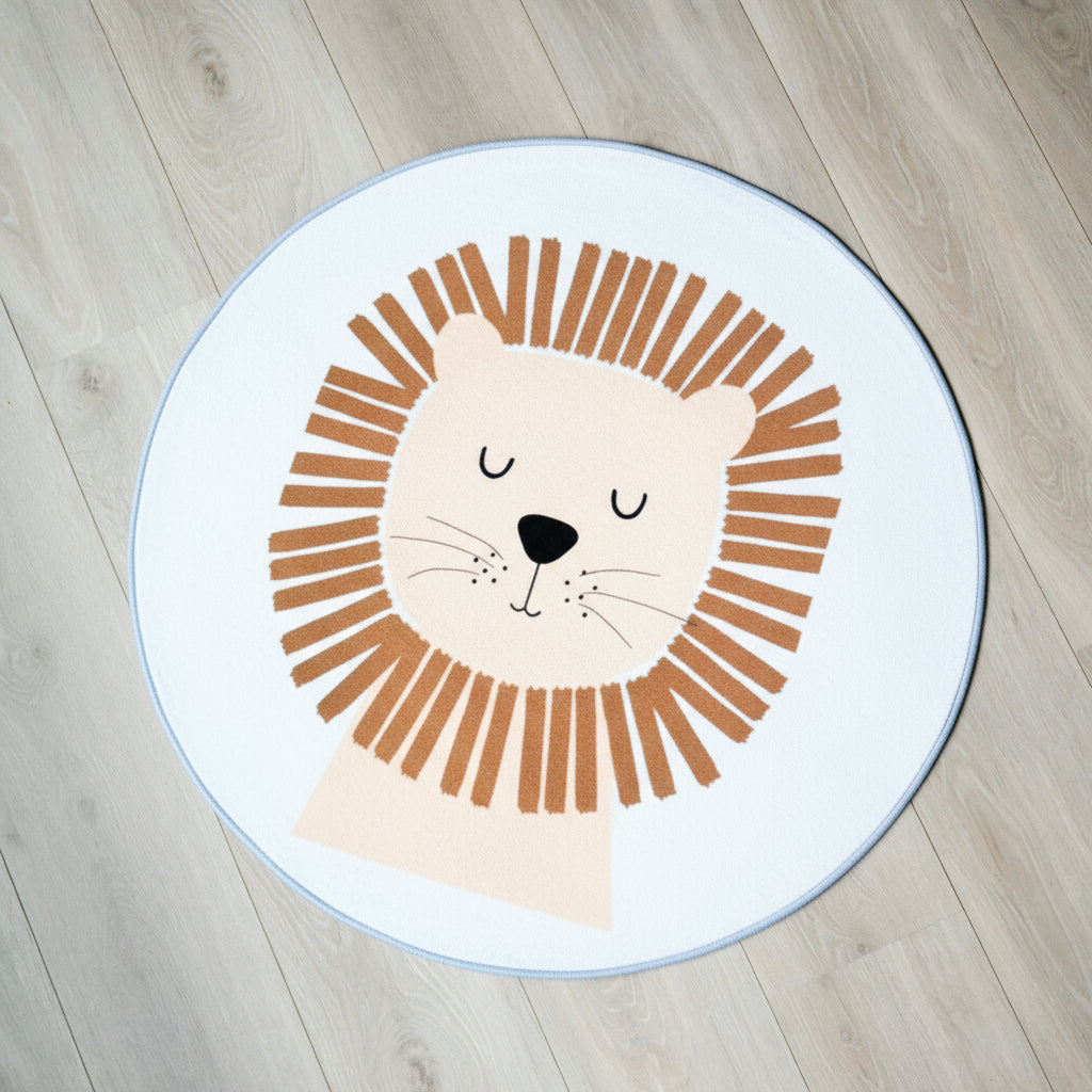 Et hvitt rundt teppe med en løve