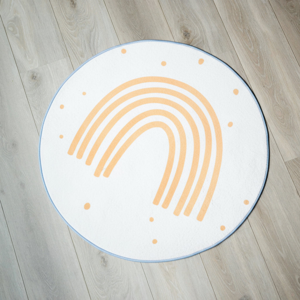 Et rundt, beige teppe med regnbue