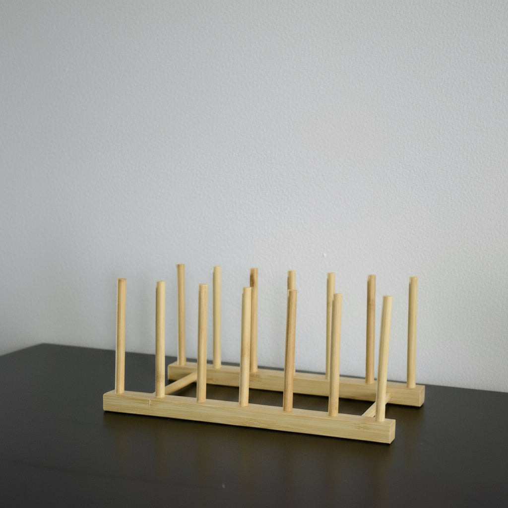 Bokholder i bambus står på en hylle