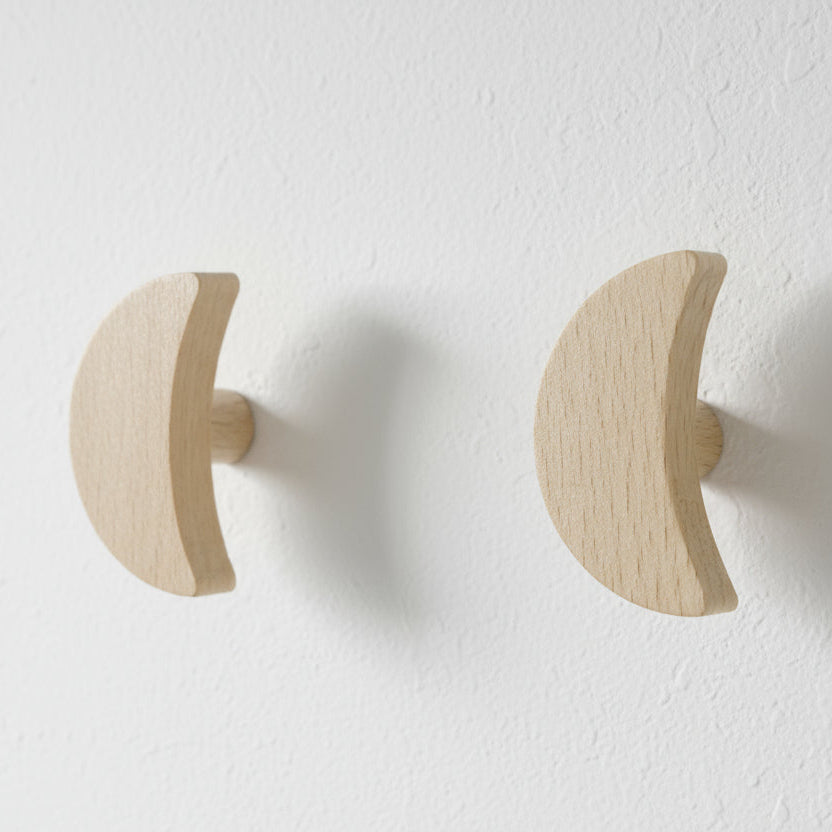 To knagger i tre formet som en måne