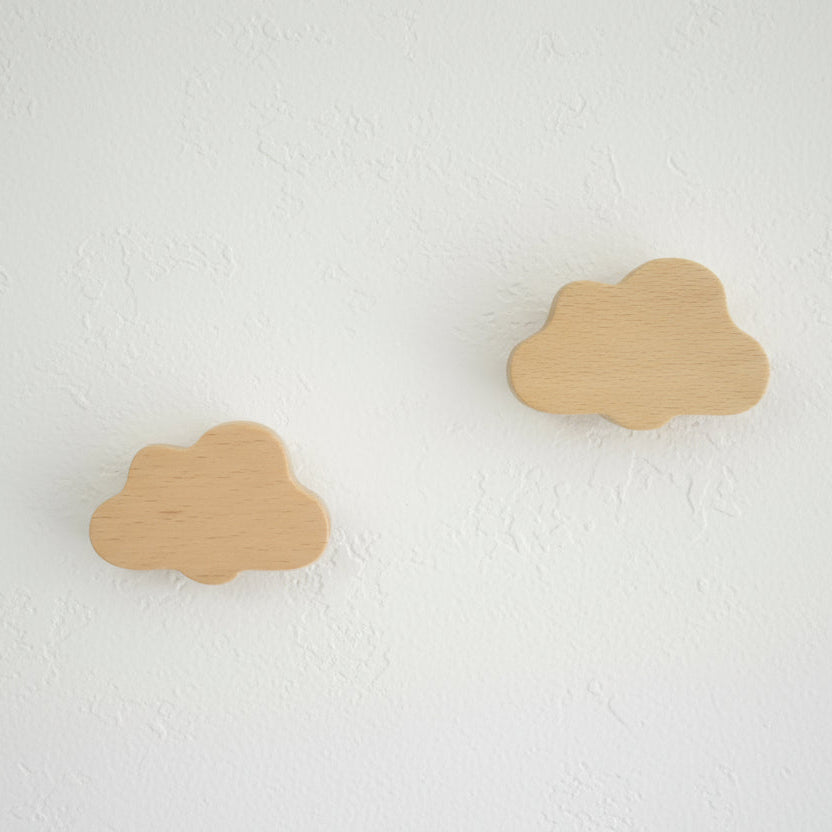 Knagger på en vegg formet som skyer