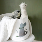 En stol med en kurv for oppbevaring av leker og kosedyr til barn, med hundemotiv