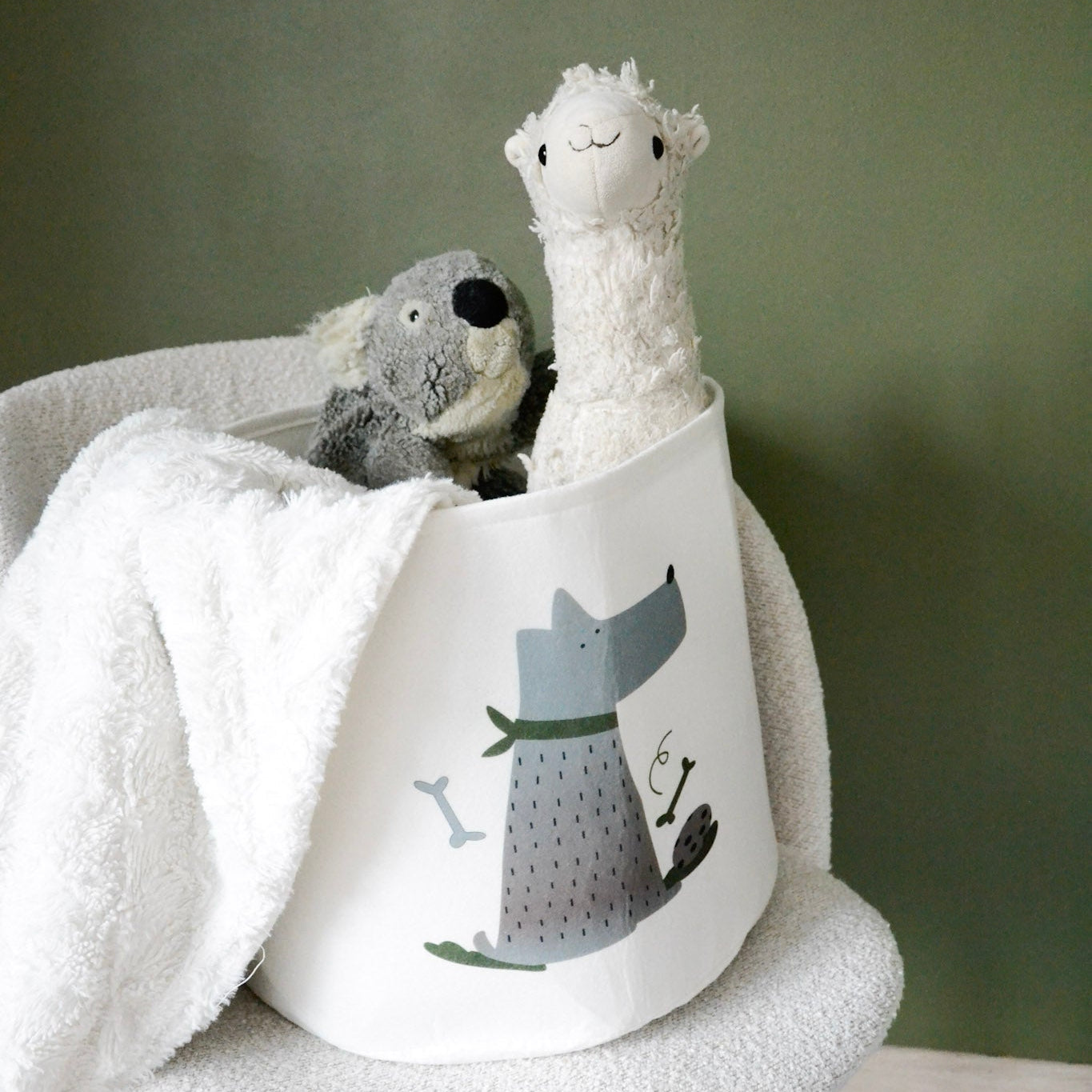 En stol med en kurv for oppbevaring av leker og kosedyr til barn, med hundemotiv